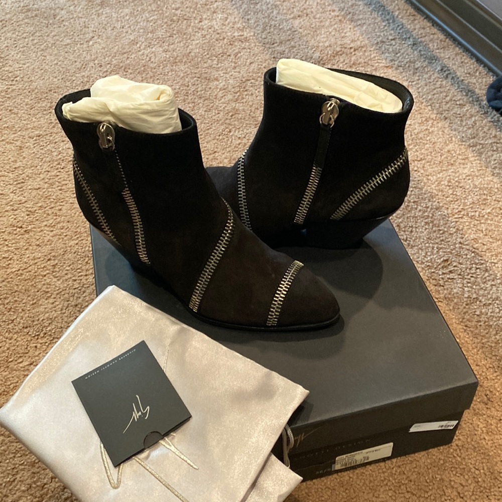 Giuseppe Zanotti Guns Blaze booties w/zipper detail in blk suede size 36.5 / 6